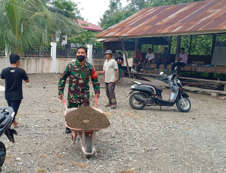 Masyarakat gampong baro ujong rimba bekerja sama membangun meunasah.