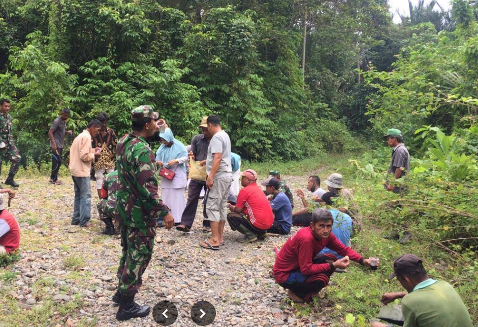 Masyarakat bergotong royong membersihkan lampoh lampoh di gampong baro ujong rimba.