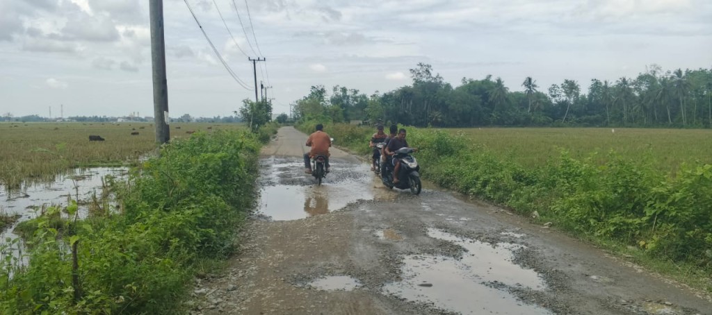 Jalan ini sekarang, menjadi sorotan di kalangan masyarakat, karena sudah lama tidak di perbaiki.